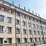 Location Centre In Historic Building With Free Garage Parking