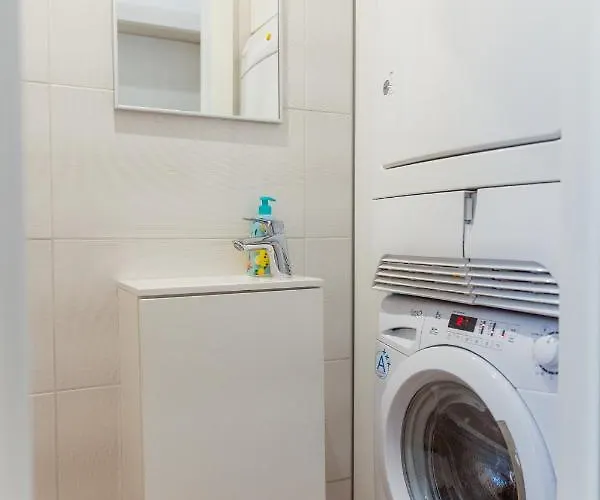 Location Centre In Historic Building With Free Garage Parking