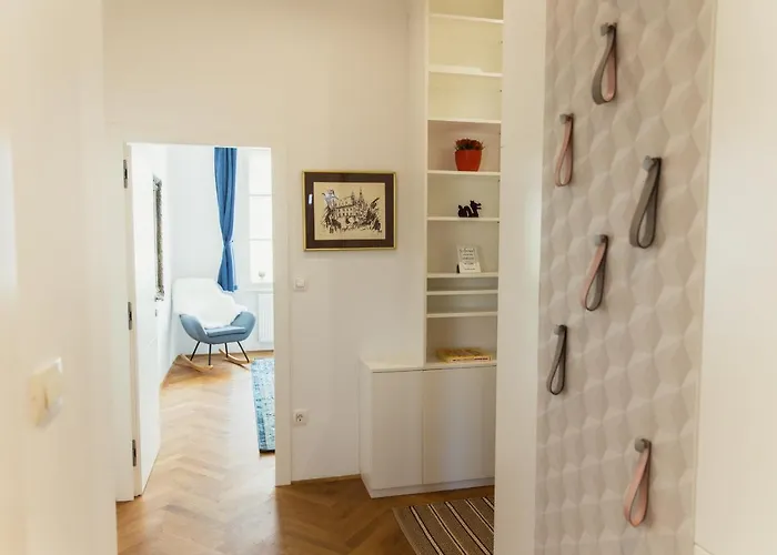 Location Centre In Historic Building With Free Garage Parking