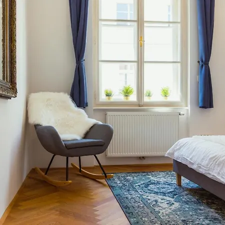 Location Centre In Historic Building With Free Garage Parking