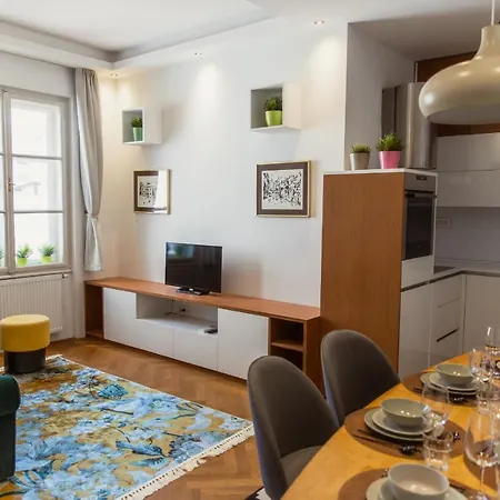 Location Centre In Historic Building With Free Garage Parking Апартаменты Любляна