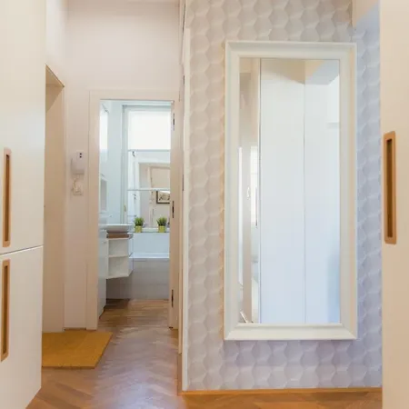 Апартаменты Location Centre In Historic Building With Free Garage Parking Любляна