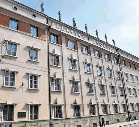 Location Centre In Historic Building With Free Garage Parking