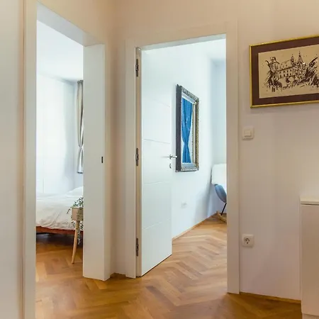 Апартаменты Location Centre In Historic Building With Free Garage Parking Любляна