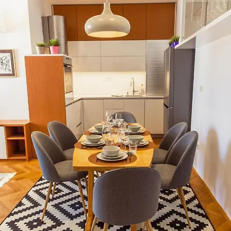 Location Centre In Historic Building With Free Garage Parking شقة ليوبليانا