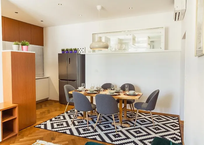 Location Centre In Historic Building With Free Garage Parking Lublaň