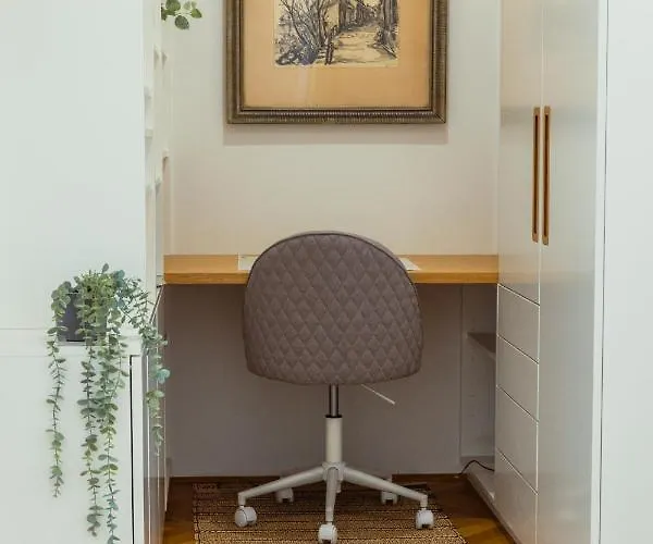 Location Centre In Historic Building With Free Garage Parking