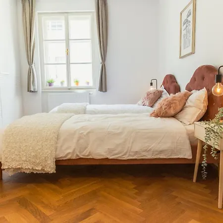 Apartment Location Centre In Historic Building With Free Garage Parking *