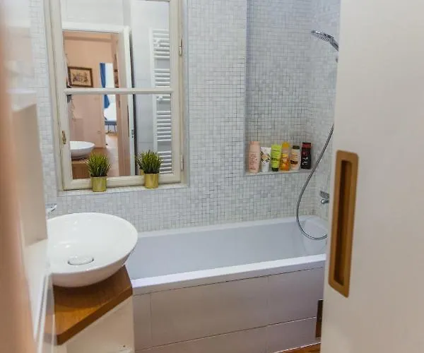 Apartment Location Centre In Historic Building With Free Garage Parking